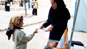 غرفه کتابخانه‌های عمومی ابهر در چهارمین جشنواره انگور درسجین؛