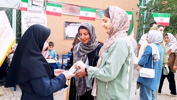 غرفه کتابخانه‌های عمومی ابهر در چهارمین جشنواره انگور درسجین؛