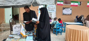 غرفه کتابخانه‌های عمومی ابهر در چهارمین جشنواره انگور درسجین؛