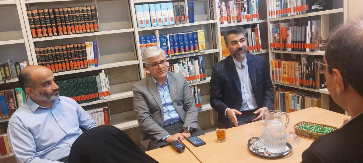 بازدید معاون سیاسی و امنیتی فرمانداری ویژه ورامین از کتابخانه شهید فتوحی شعار