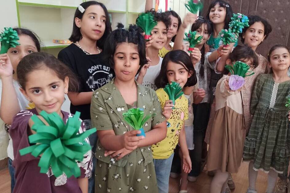 برگزاری کارگاه بازیافت کاغذ و ساخت کاردستی ویژه کودکان در کتابخانه شیخ‌شکرانی روستای زرق‌آباد