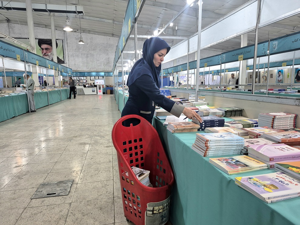 خرید ۴۰۰ نسخه کتاب برای کتابخانههای عمومی کردستان در دهمین نمایشگاه کتاب استان