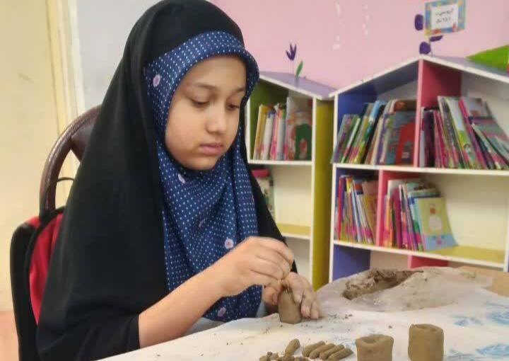 کلاس آموزشی سفالگری و رنگ‌آمیزی سفال در کتابخانه آیت‌الله روحانی بابل برگزار شد