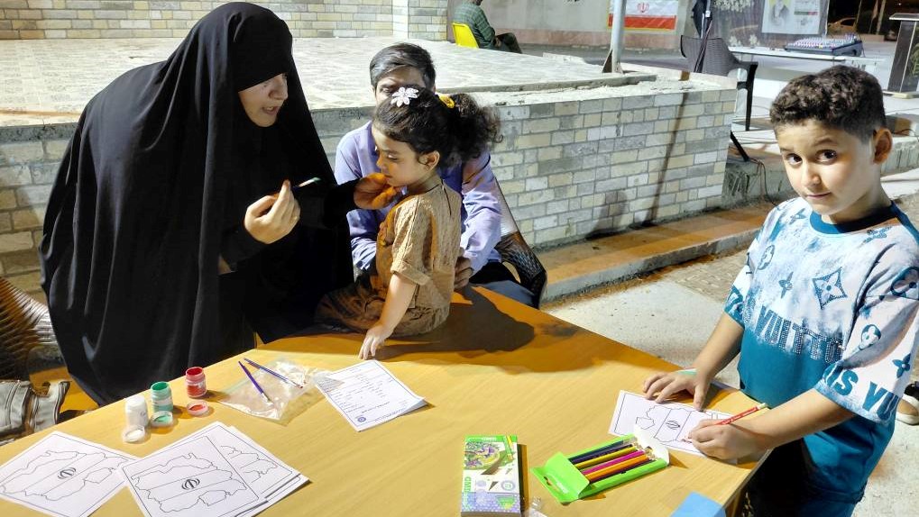 برپایی میز خدمت اداره کتابخانههای عمومی هندیجان در تجمعات شبانه و یادمان شهدای گمنام