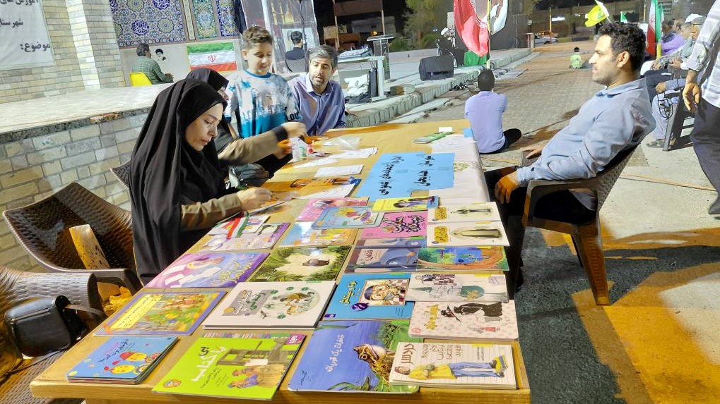 برپایی میز خدمت اداره کتابخانه‌های عمومی هندیجان در تجمعات شبانه و یادمان شهدای گمنام