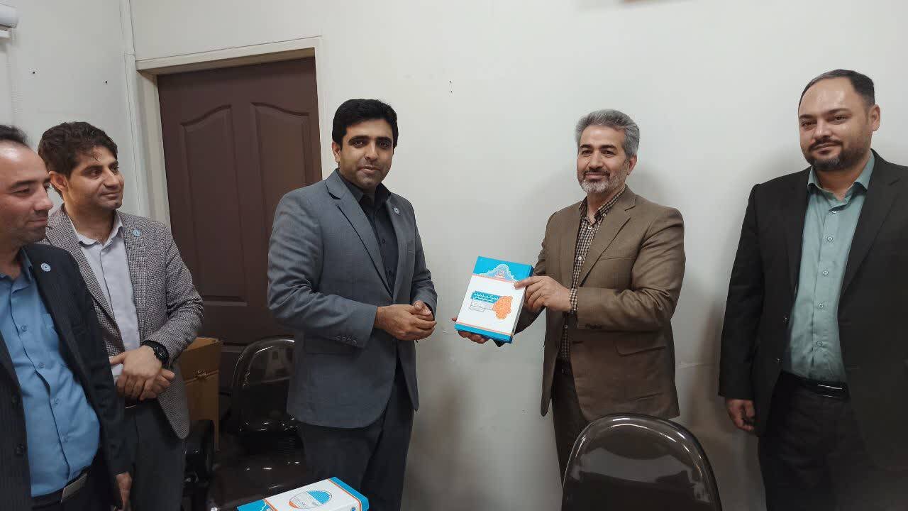 اهدای قفسه و ۱۰۰ جلد کتاب کودک و نوجوان به بخش اعصاب و روان بیمارستان فرشچیان همدان