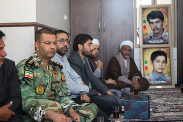 دیدار با خانواده شهیدان سید رحمان و سید مهدی علوی در اشکفتک (ناحیه غرب شهرکرد)