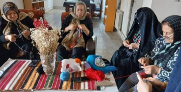 کلاس آموزشی بافتنی و قلاب‌بافی در کتابخانه شهدای آلاشت در قالب طرح کتابستون