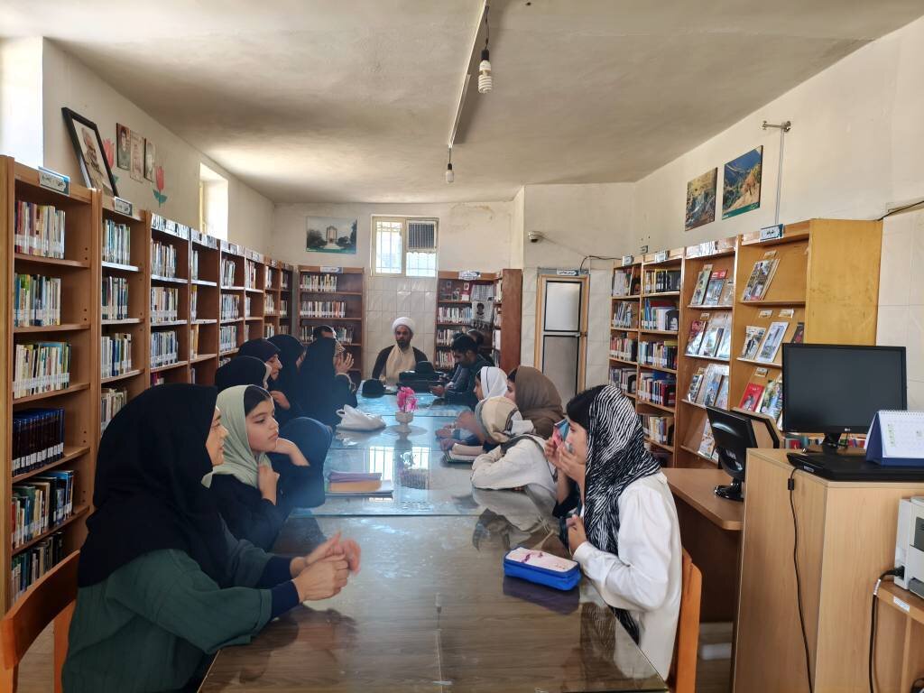 بازدید مسئولان نهاوند از کلاسهای آموزش زبان کتابخانه مراد همتی میانآبه