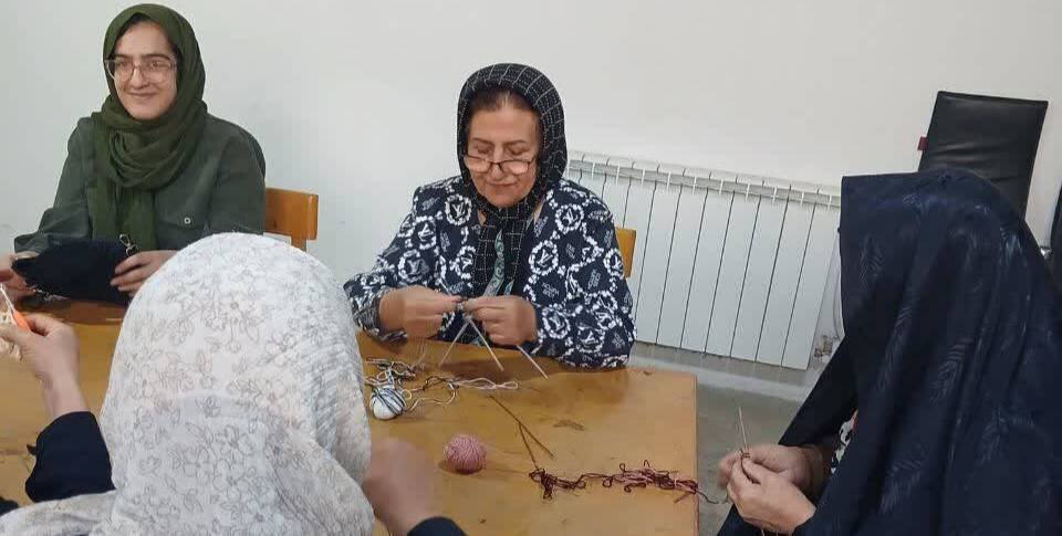 کلاس آموزشی بافتنی و قلاب‌بافی در کتابخانه شهدای آلاشت برگزار شد