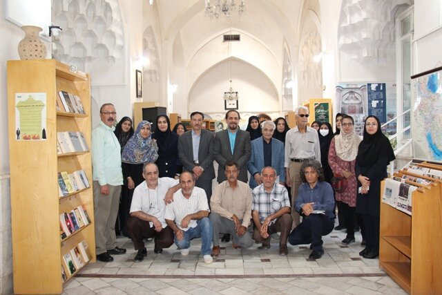 برگزاری محفل ادبی مشترک کتابخانههای عمومی شهر کرمان در کتابخانه آیتالله شیرازی