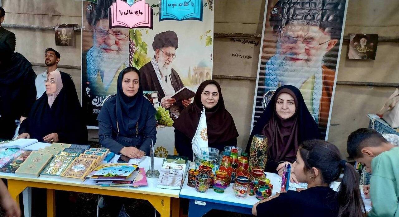 غرفه فرهنگی ترویجی اداره کتابخانههای عمومی شهرستان تاکستان در جشنواره انگور