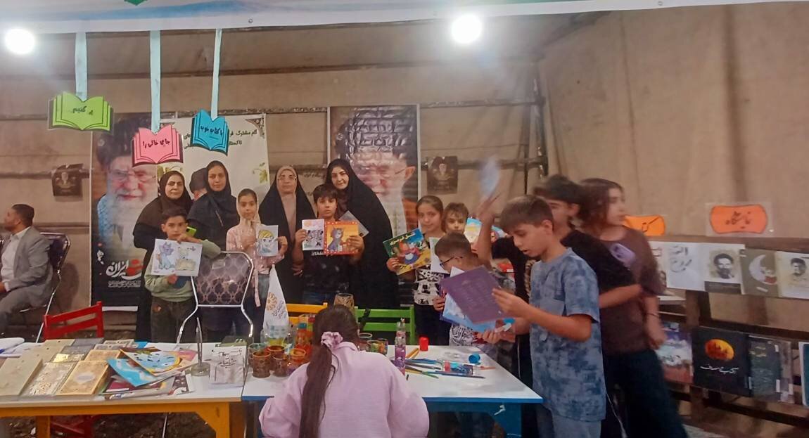 غرفه فرهنگی ترویجی اداره کتابخانههای عمومی شهرستان تاکستان در جشنواره انگور