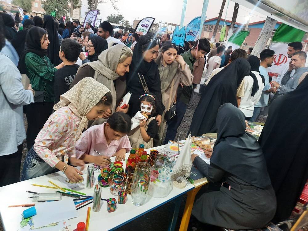 غرفه فرهنگی ترویجی اداره کتابخانههای عمومی شهرستان تاکستان در جشنواره انگور