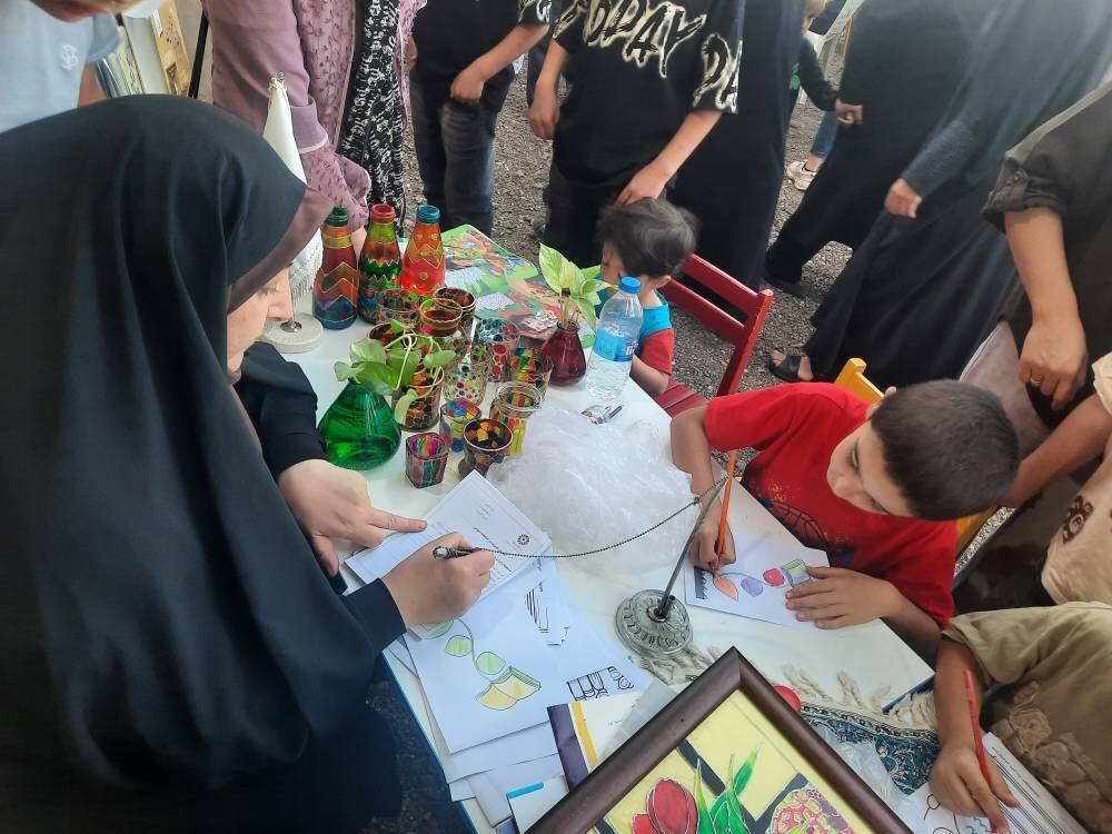 غرفه فرهنگی ترویجی اداره کتابخانه‌های عمومی شهرستان تاکستان در جشنواره انگور
