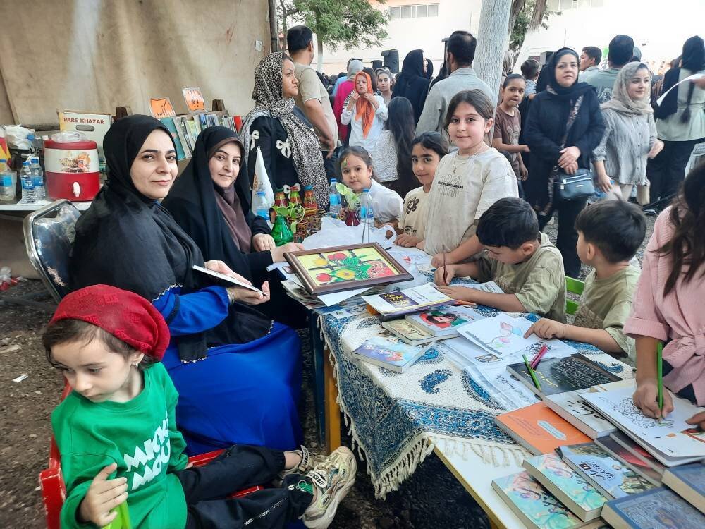 غرفه فرهنگی ترویجی اداره کتابخانههای عمومی شهرستان تاکستان در جشنواره انگور