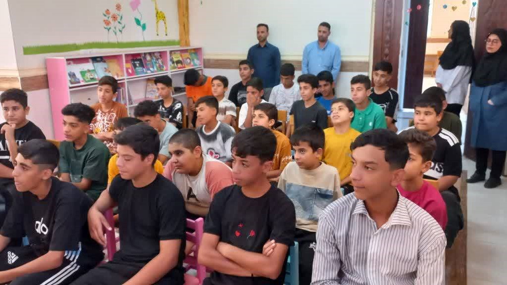 برگزاری برنامه «صندلی خاطره» با محوریت روایتگری جنگ در کتابخانه عمومی شهدای دهکده حمیدیه
