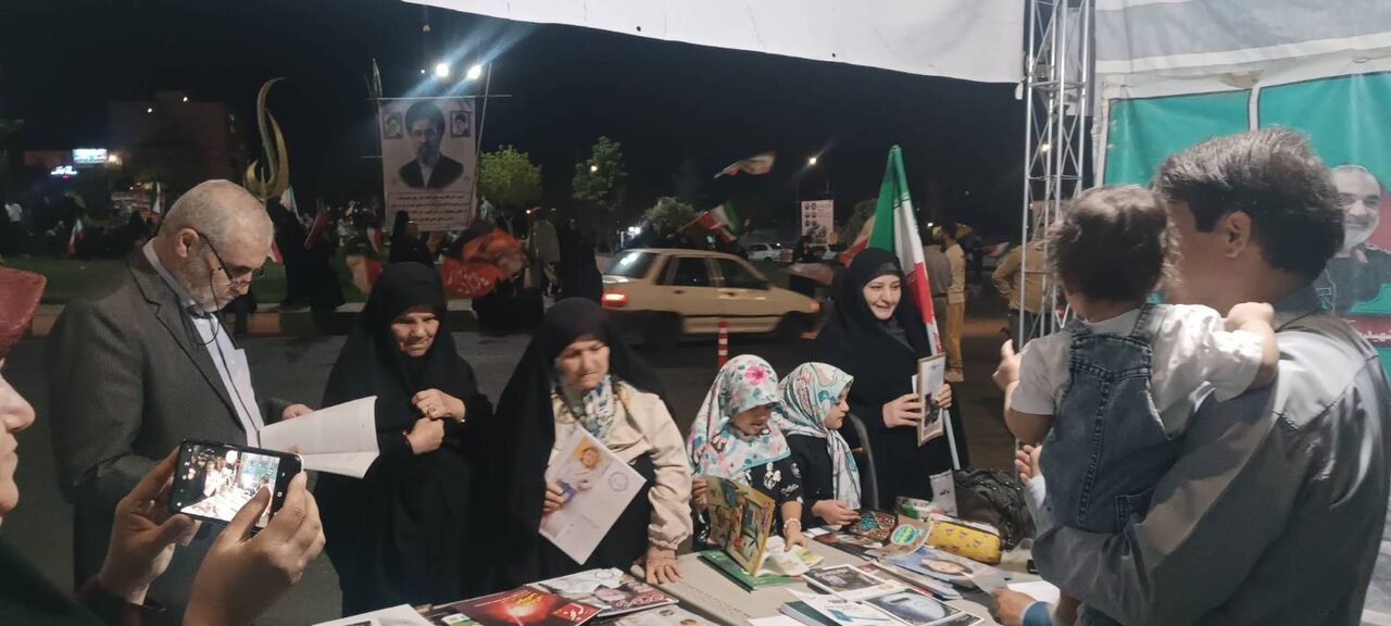 برپایی میز خدمت شبانه کتابخانه عمومی مهستان در کنار مردم
