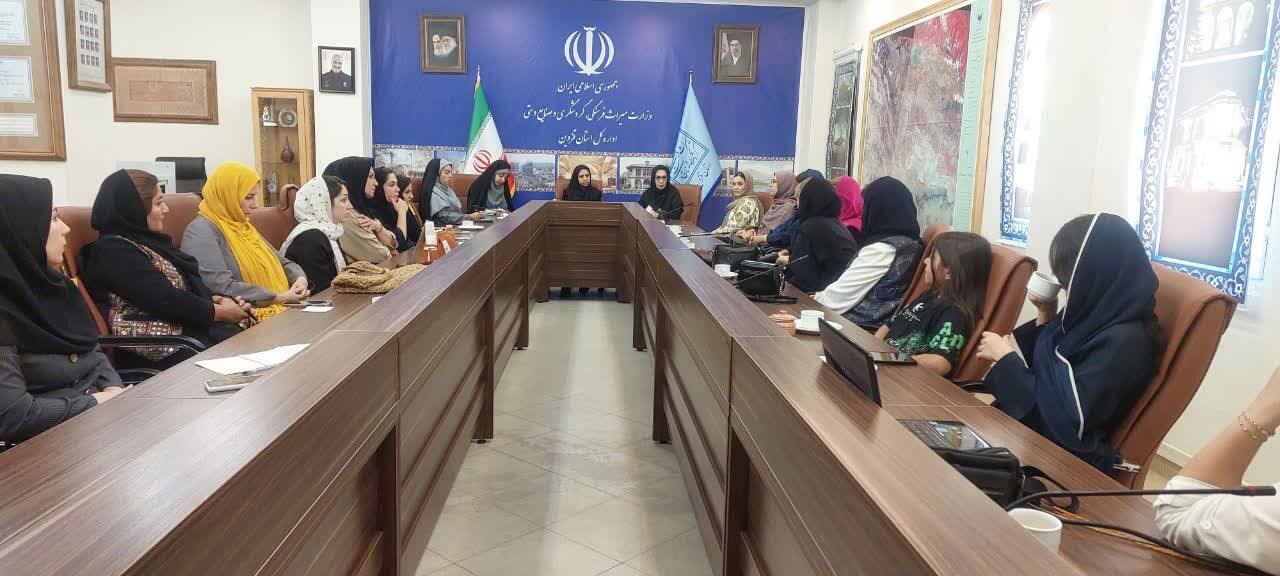 تأکید مدیرکل کتابخانه‌های عمومی قزوین بر استفاده از ظرفیت کتابخانه‌ها برای حمایت از بانوان هنرمند