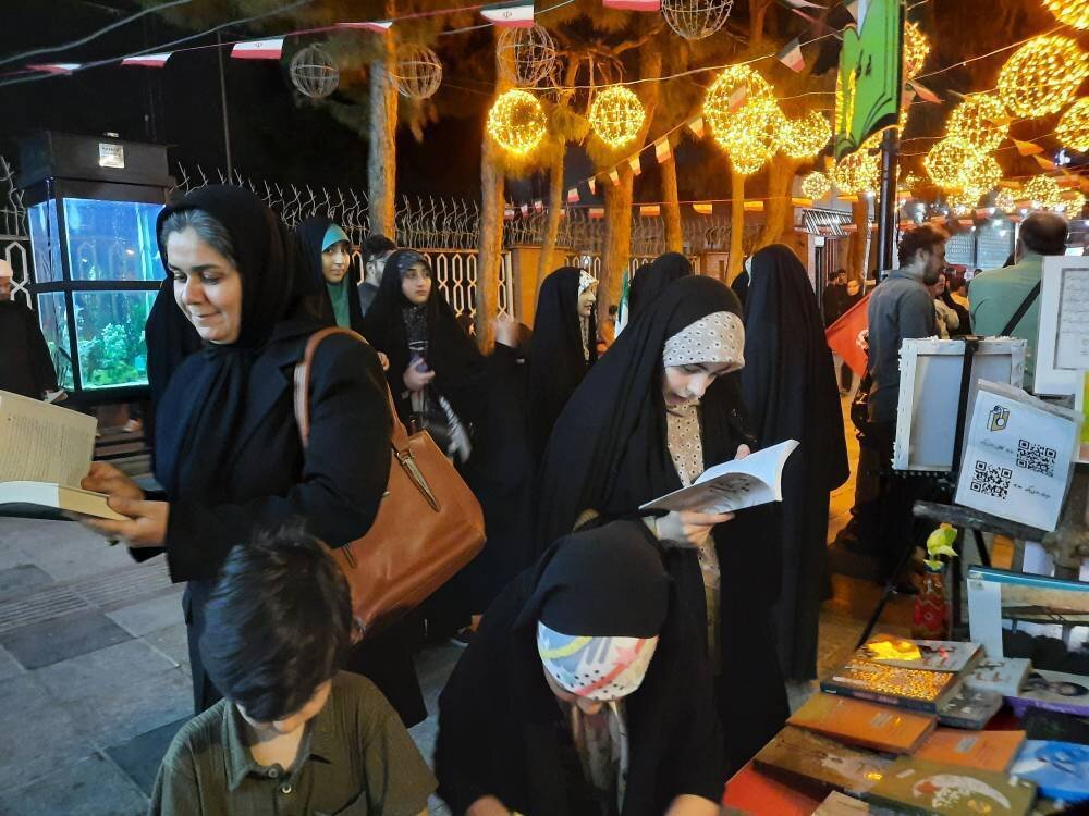 برپایی غرفه فرهنگی ترویجی کتابخانه شهید بهشتی تاکستان به‌مناسبت هفته دفاع مقدس