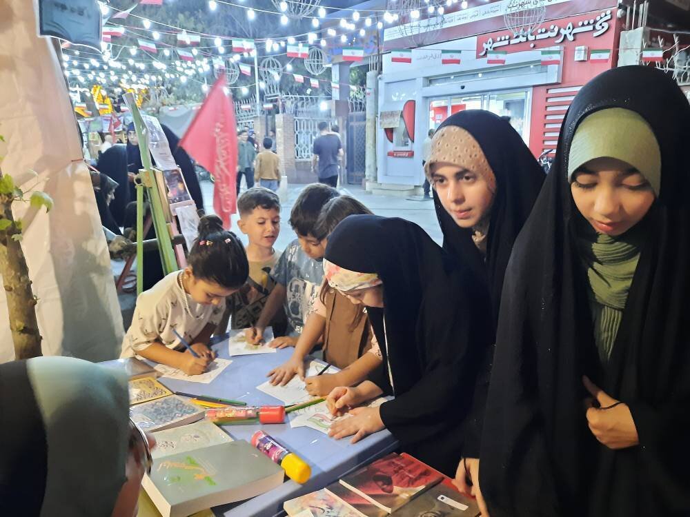برپایی غرفه فرهنگی ترویجی کتابخانه شهید بهشتی تاکستان به‌مناسبت هفته دفاع مقدس