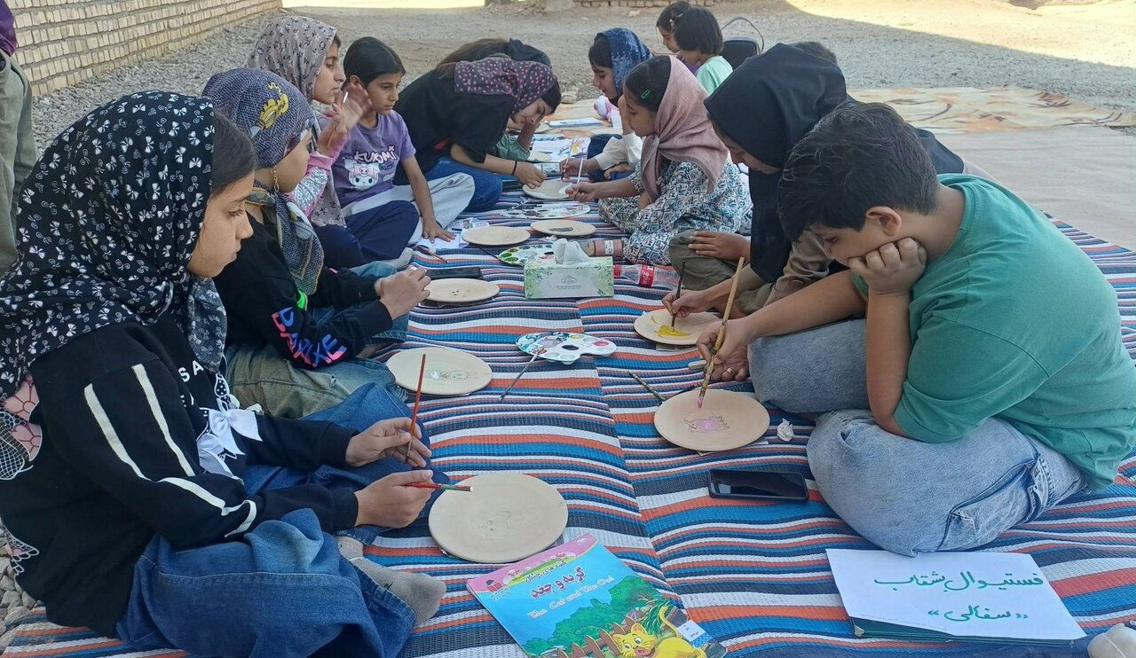 فستیوال «رنگ و سفال» در کتابخانه صاحب‌الزمان (عج) پهنایی برگزار شد
