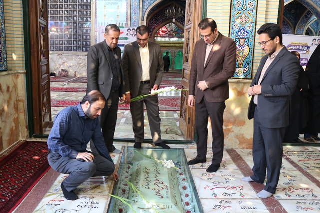 ادای احترام کارکنان ادارهکل کتابخانههای عمومی استان سمنان به مقام شامخ شهدا