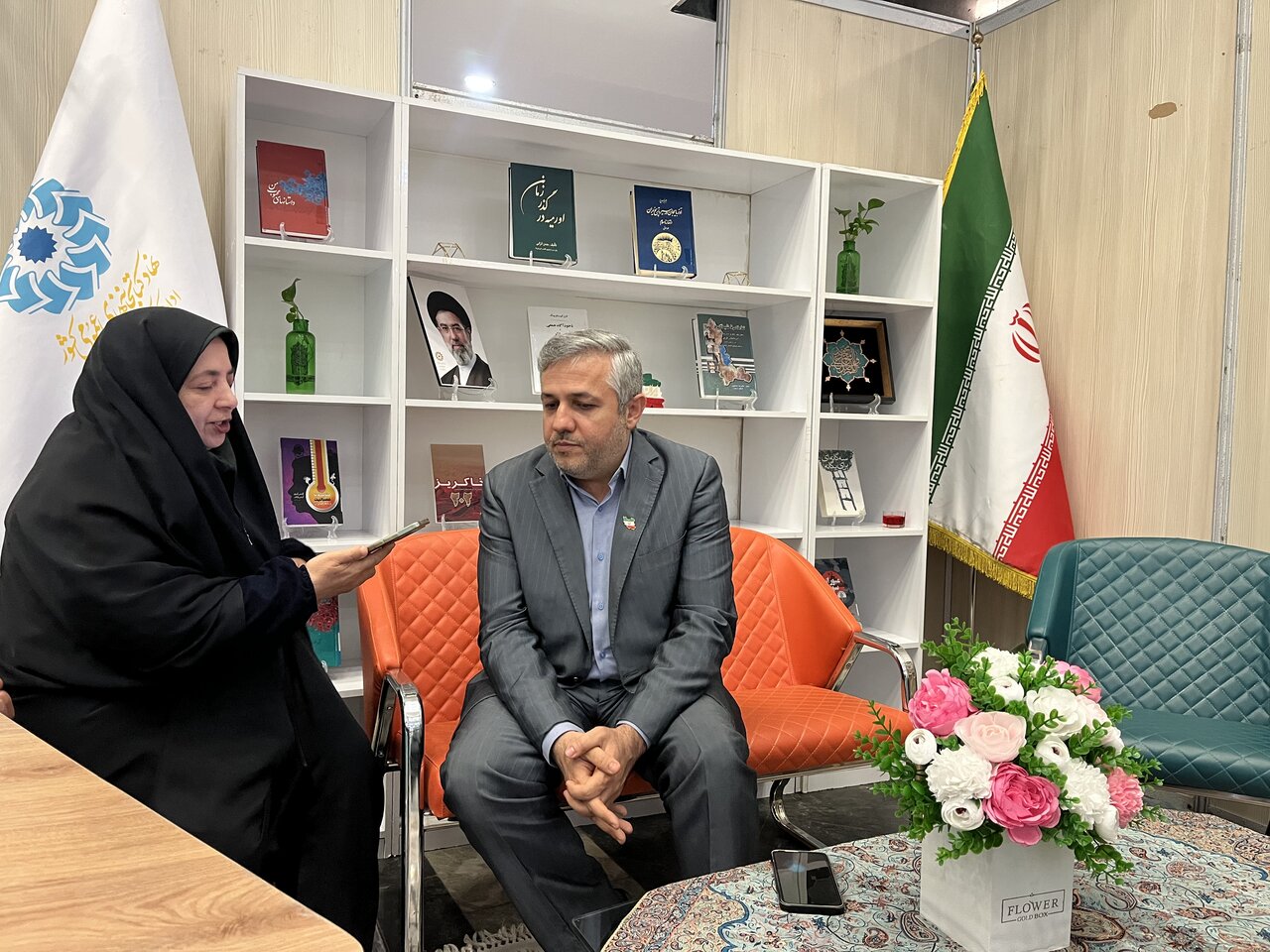 بازدید معاون وزیر فرهنگ و ارشاد اسلامی از غرفه ادارهکل کتابخانههای عمومی آذربایجانغربی