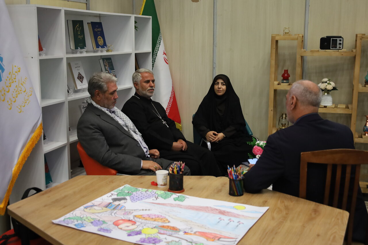بازدید معاون وزیر فرهنگ و ارشاد اسلامی از غرفه ادارهکل کتابخانههای عمومی آذربایجانغربی