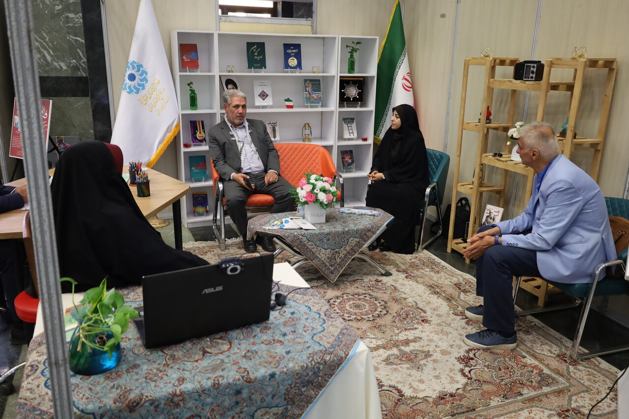 بازدید معاون وزیر فرهنگ و ارشاد اسلامی از غرفه ادارهکل کتابخانههای عمومی آذربایجانغربی