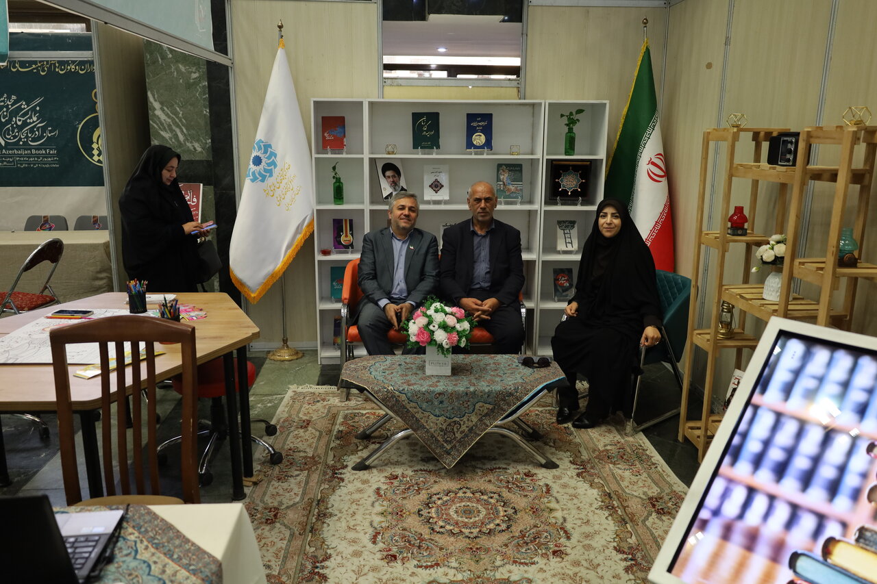 بازدید معاون وزیر فرهنگ و ارشاد اسلامی از غرفه اداره‌کل کتابخانه‌های عمومی آذربایجان‌غربی