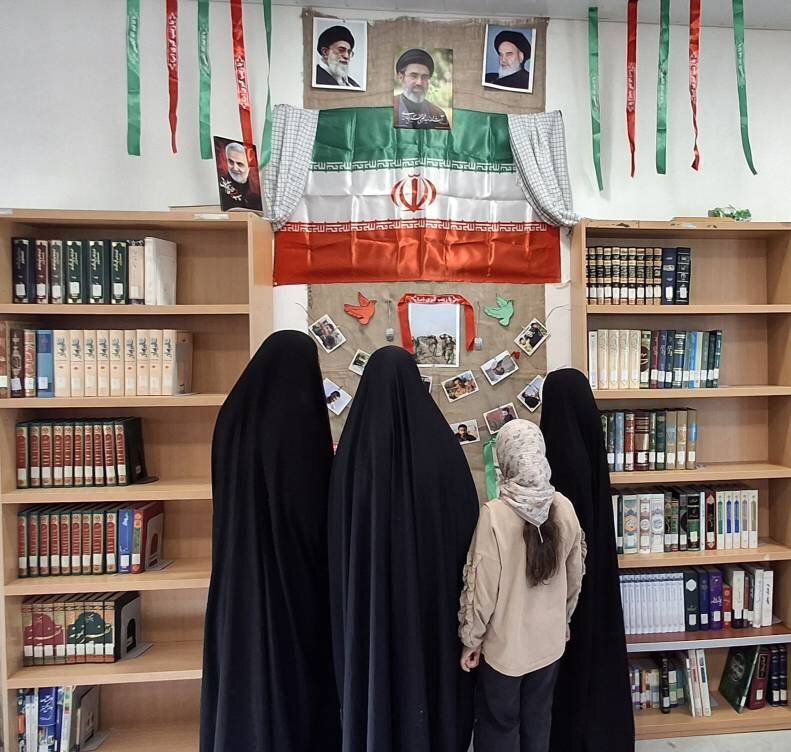 برپایی نمایشگاه عکس دفاع مقدس در کتابخانه مرحوم حاج علی قرهحسنلو