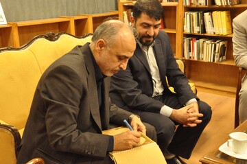 بازدید مدیرکل فرهنگ و ارشاد اسلامی استان گیلان از کتابخانه مرکزی رشت