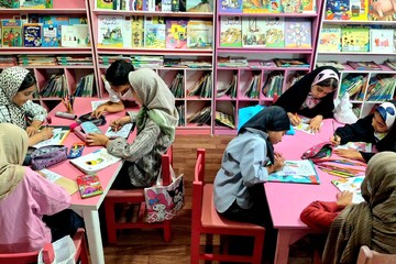 مسابقه رنگ‌آمیزی در کتابخانه سیداحمد خمینی صفی‌آباد برگزار شد
