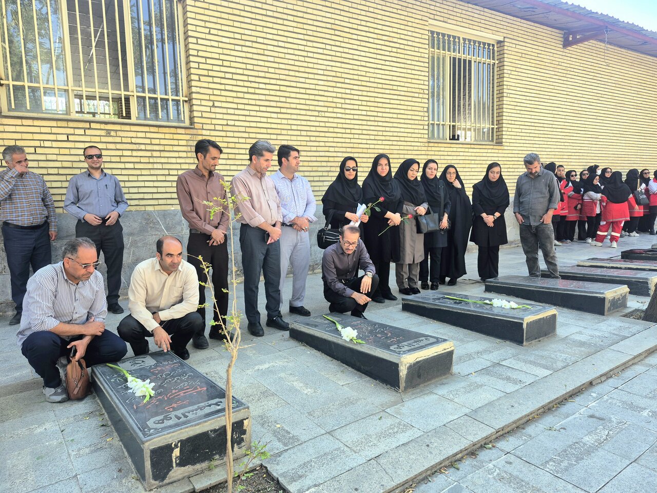 حضور کارکنان کتابخانه‌های عمومی استان کردستان در آئین غبارروبی و عطرافشانی مزار مطهر شهدای سنندج