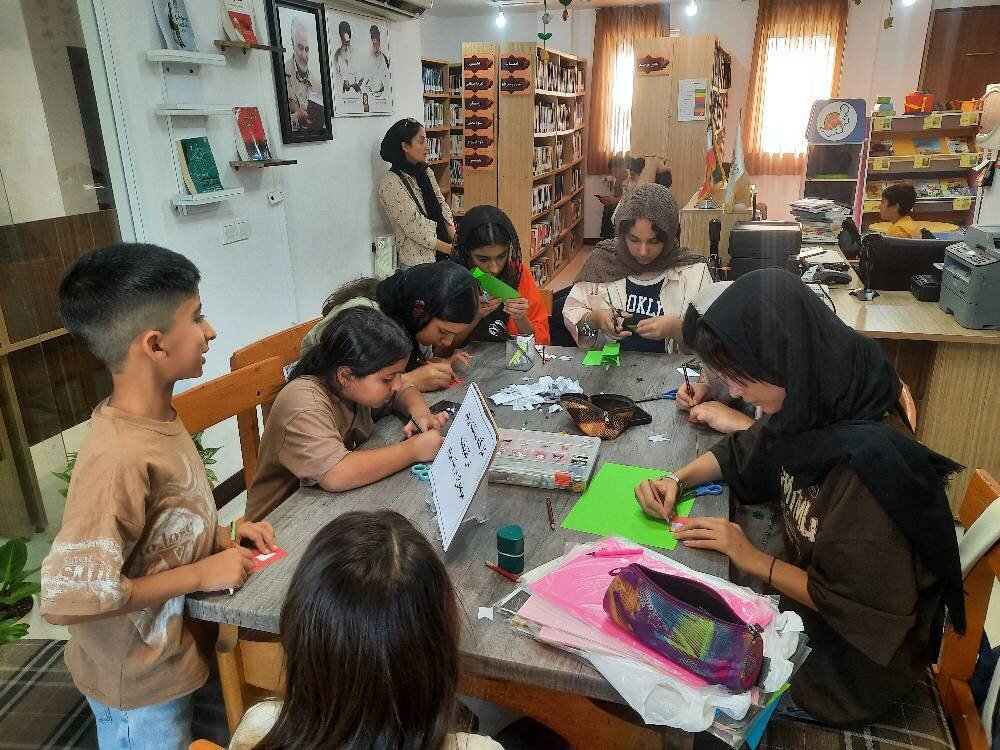کارگاه ساخت پرچم در قالب پویش «در پناه پرچم» در کتابخانه عرب‌محله ساری