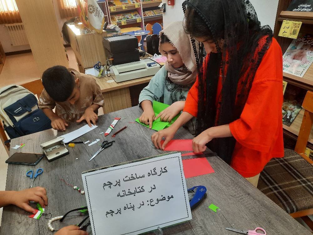 کارگاه ساخت پرچم در قالب پویش «در پناه پرچم» در کتابخانه عرب‌محله ساری