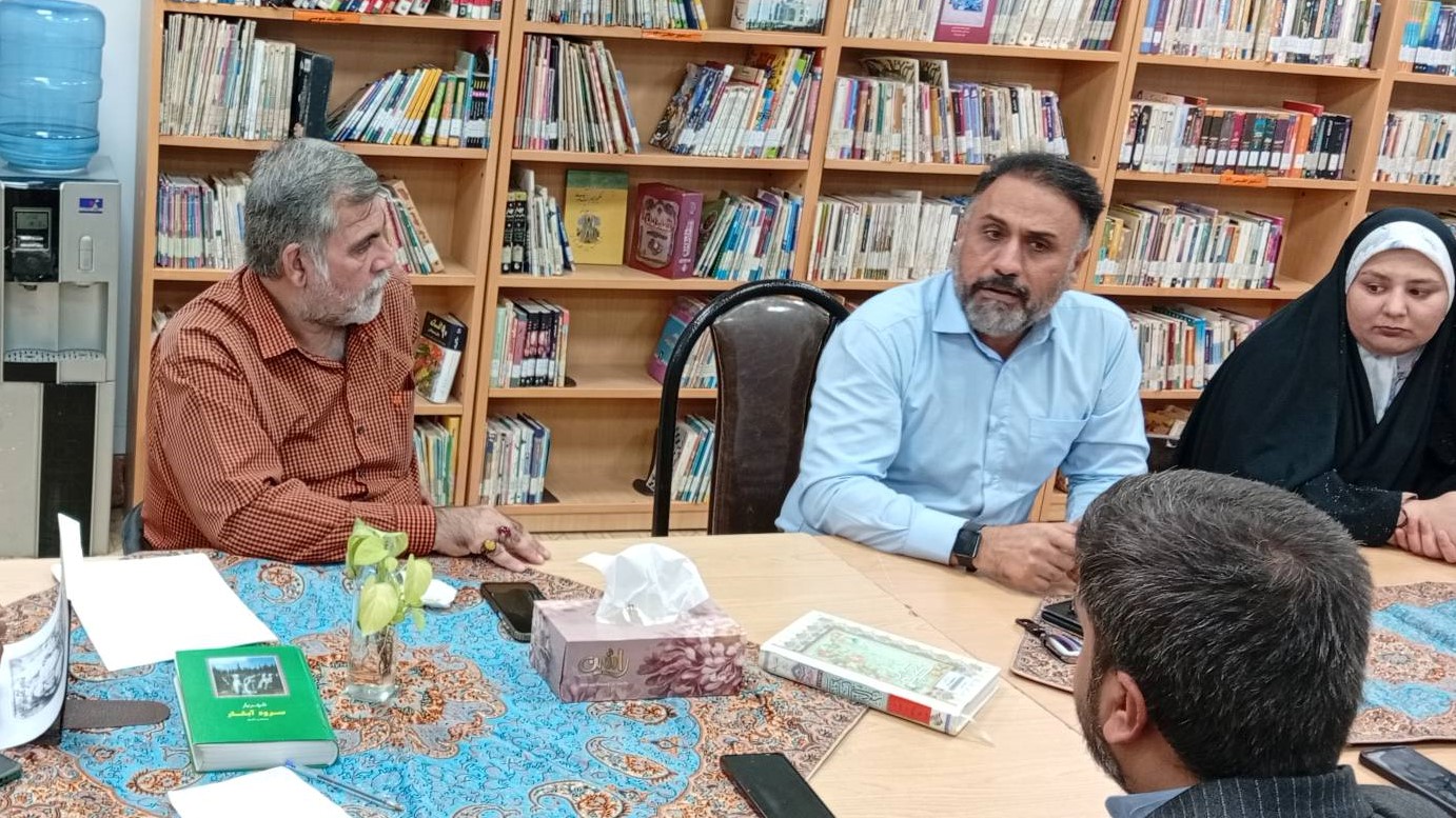 نشست شعرخوانی و بررسی کارکرد ادبیات دفاع مقدس در کتابخانه فرهنگ آبادان برگزار شد