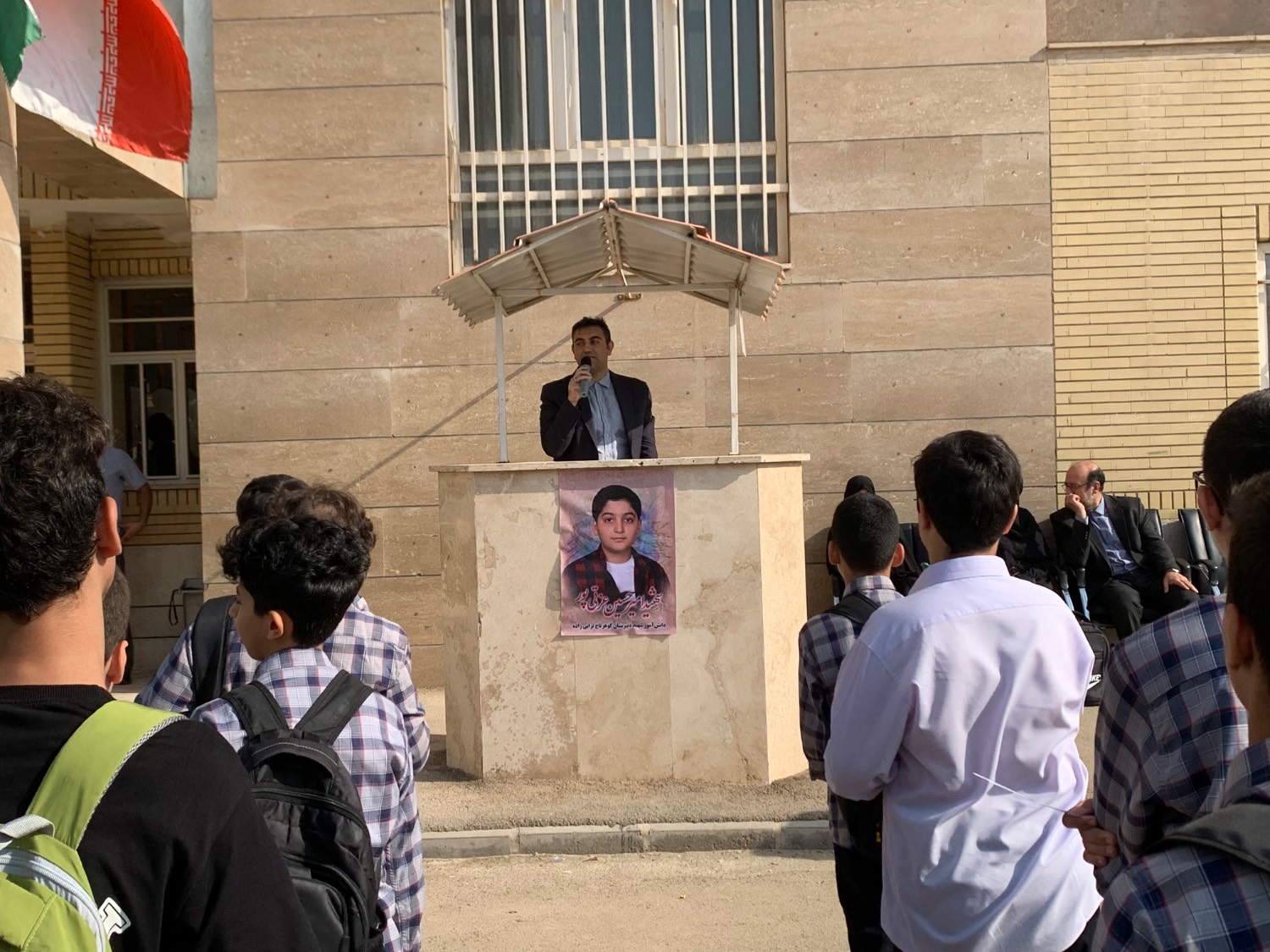 طنین زنگ مهر در قم به یاد شهید عزتی پور در دبیرستان پسرانه «گوهرتاج ترابی‌ زاده»