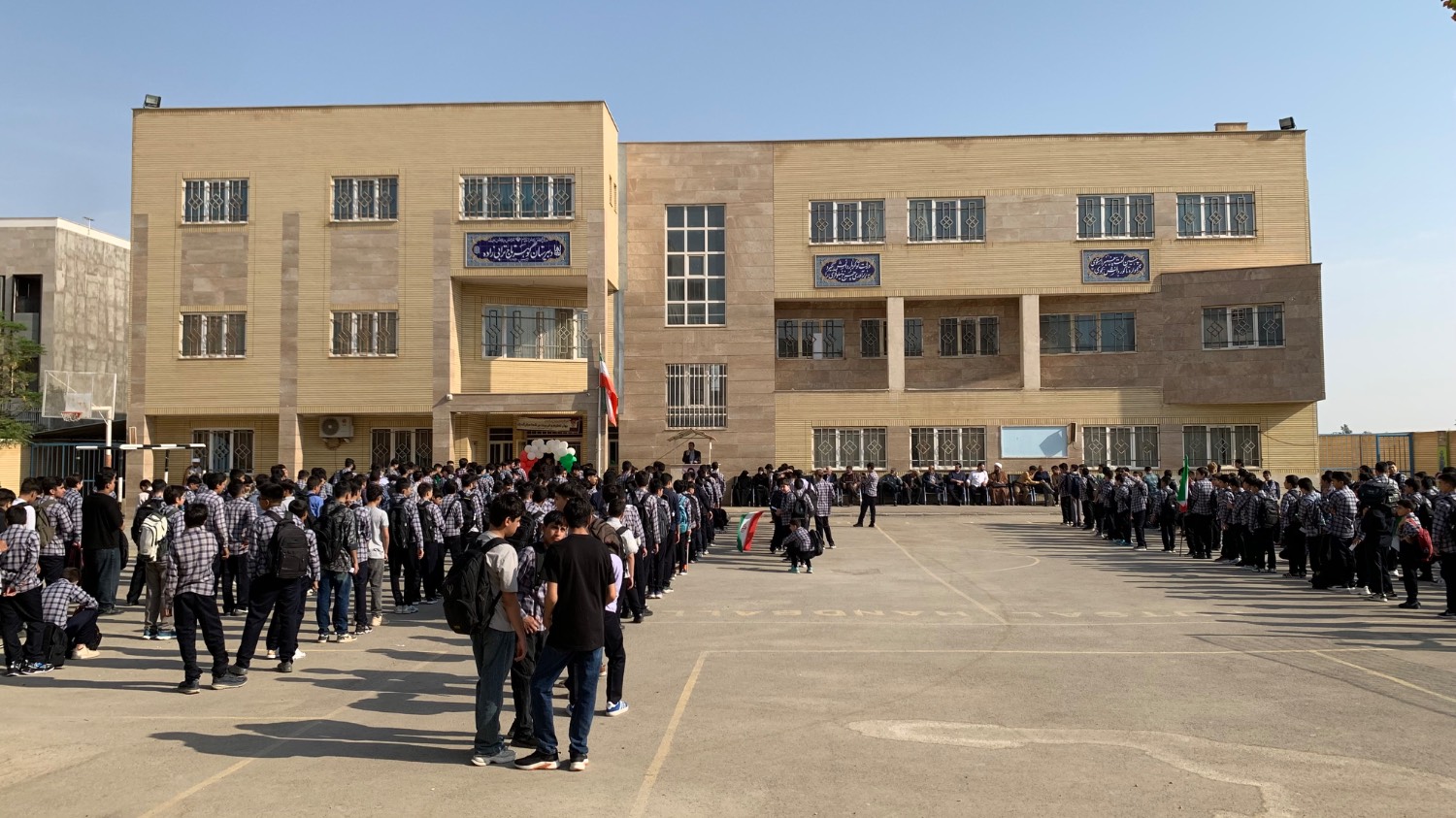 طنین زنگ مهر در قم به یاد شهید عزتی پور در دبیرستان پسرانه «گوهرتاج ترابی‌ زاده»