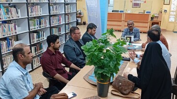 نشست شعرخوانی و بررسی کارکرد ادبیات دفاع مقدس در کتابخانه فرهنگ آبادان برگزار شد