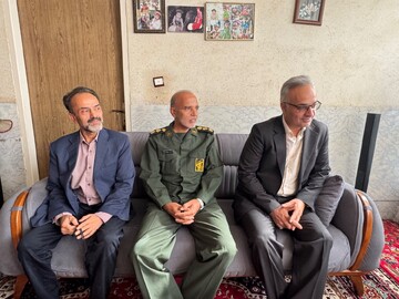 دیدار مدیرکل کتابخانه‌های عمومی استان یزدبا خانواده معظم شهدا همزمان با هفته دفاع مقدس