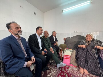 دیدار مدیرکل کتابخانه‌های عمومی استان یزدبا خانواده معظم شهدا همزمان با هفته دفاع مقدس