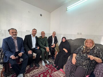 دیدار مدیرکل کتابخانه‌های عمومی استان یزدبا خانواده معظم شهدا همزمان با هفته دفاع مقدس