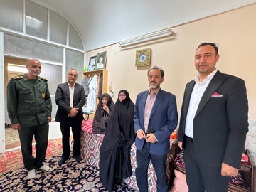 دیدار مدیرکل کتابخانه‌های عمومی استان یزدبا خانواده معظم شهدا همزمان با هفته دفاع مقدس