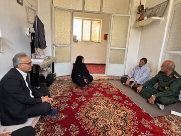 دیدار مدیرکل کتابخانه‌های عمومی استان یزدبا خانواده معظم شهدا همزمان با هفته دفاع مقدس