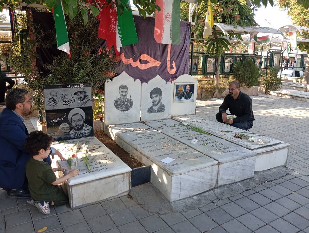 کارکنان اداره‌کل کتابخانه‌های عمومی استان البرز با آرمان‌های شهدا تجدید میثاق کردند
