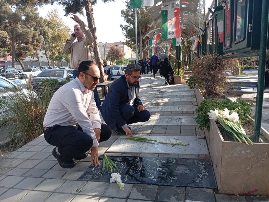 کارکنان اداره‌کل کتابخانه‌های عمومی استان البرز با آرمان‌های شهدا تجدید میثاق کردند