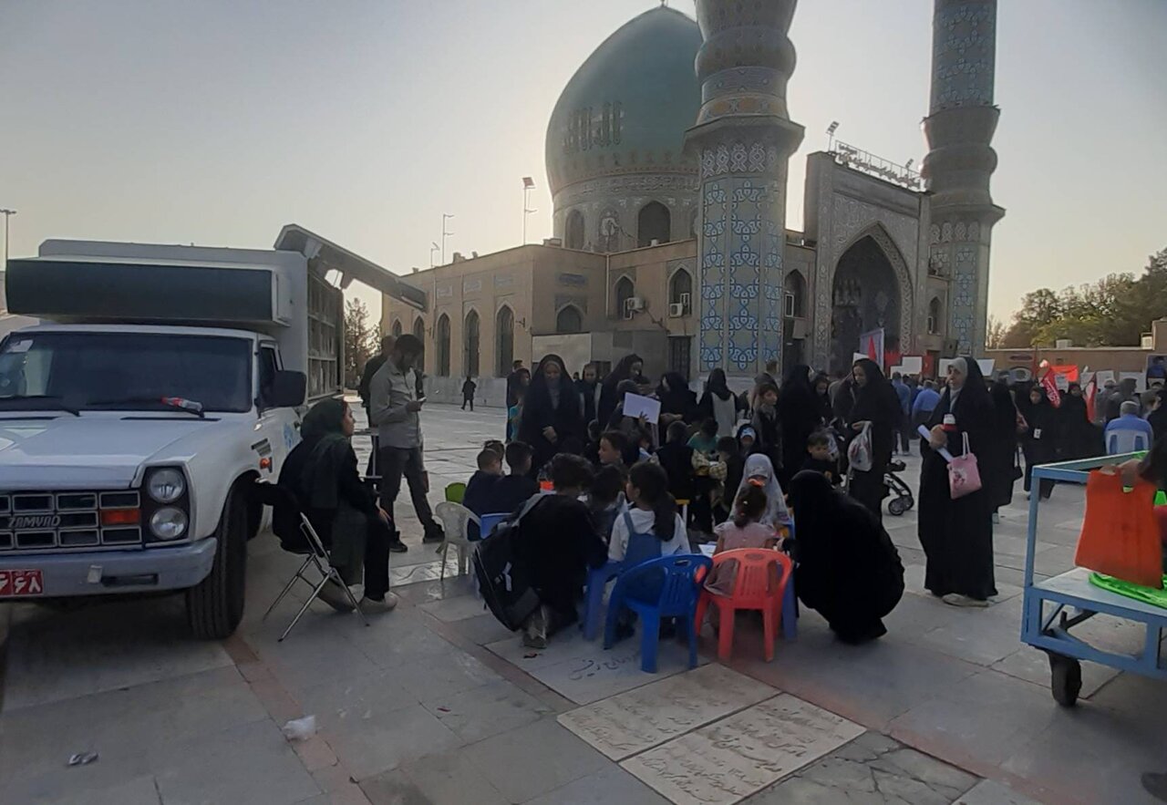 کتابخانه سیار در جوار امامزاده محمد (ع) به زائران و شهروندان خدمات فرهنگی ارائه کرد