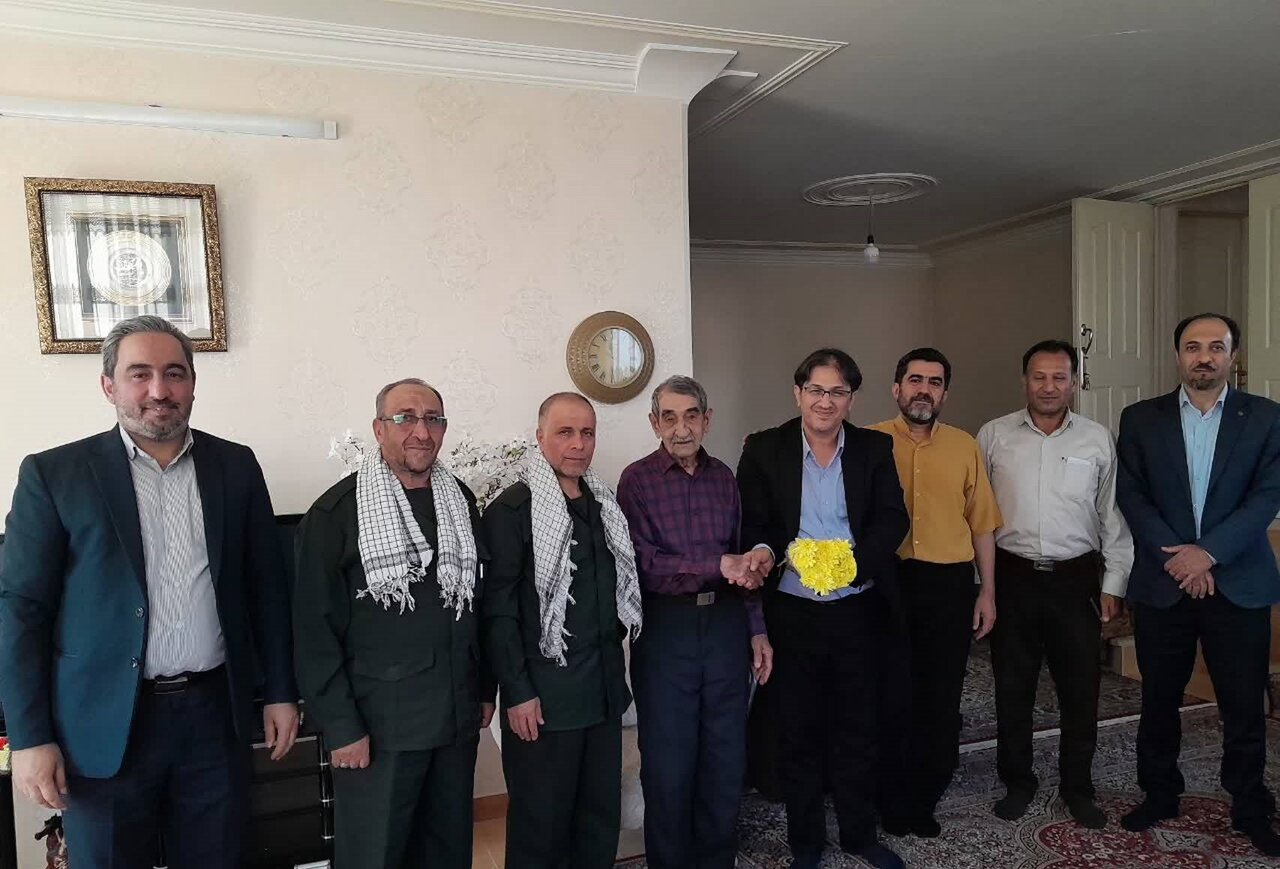 غبارروبی مزار شهدای گمنام و دیدار با خانواده معظم شهدا و جانبازان در دماوند
